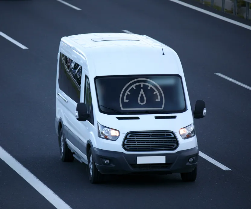 Witte bestelwagen op de snelweg